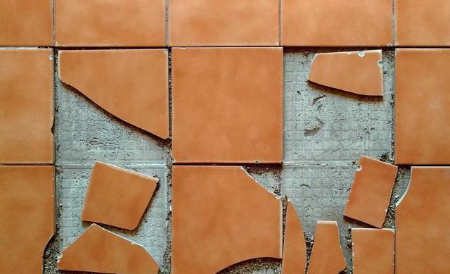 墙砖脱落怎么办视频(墙砖脱落怎么办视频教学)